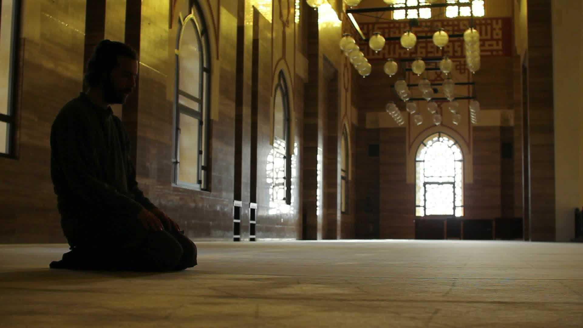 namaz-muslim-man-worship-mosque-footage-012171616_prevstill1.jpg